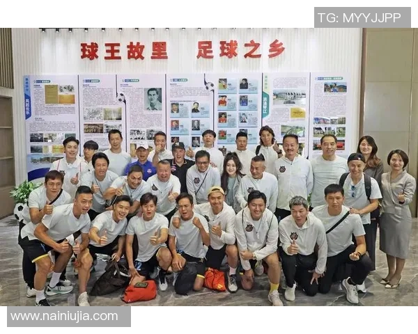 曾志伟与足球明星亲密合影展现友谊与激情的瞬间 曾志伟与足球明星亲密合影展现友谊与激情的瞬间